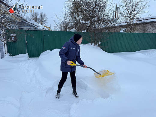 В Ивановской области студенты помогают пенсионерам и инвалидам чистить снег